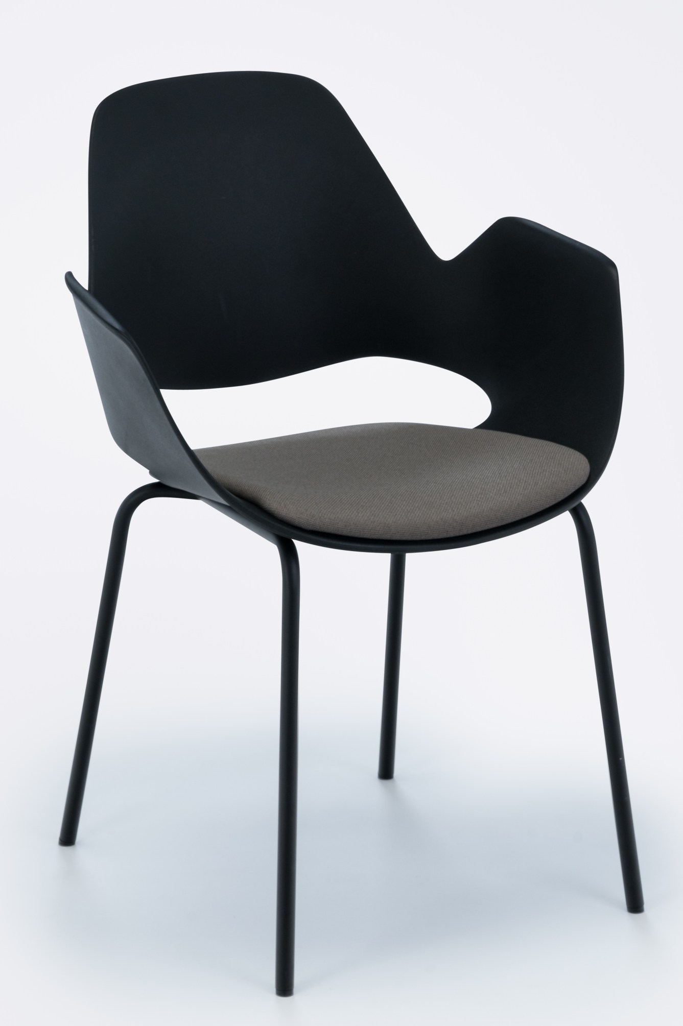 Falk Chaise avec accoudoirs Pieds en métal laqué époxy noir Houe