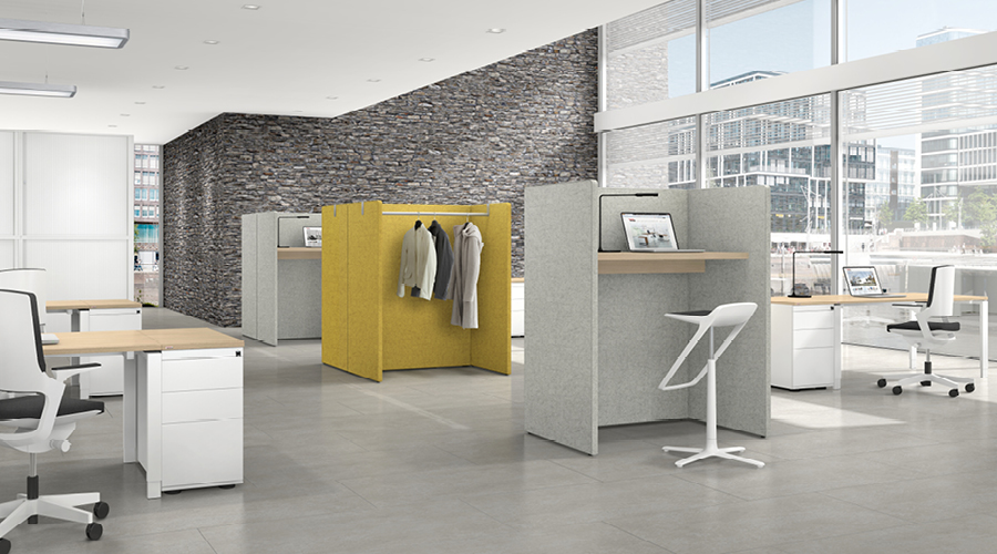 Helles Büro mit Assmann Büromöbel Syneo Bench, Schreibtischen und akustischen Trennwänden für moderne Arbeitsplätze.