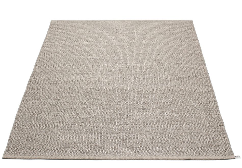 Svea Kunststoffteppich in Schlamm Metallic, 230x320 cm. Detailaufnahme des gewebten Teppichs. Strapazierfähiger und pflegeleichter Teppich.