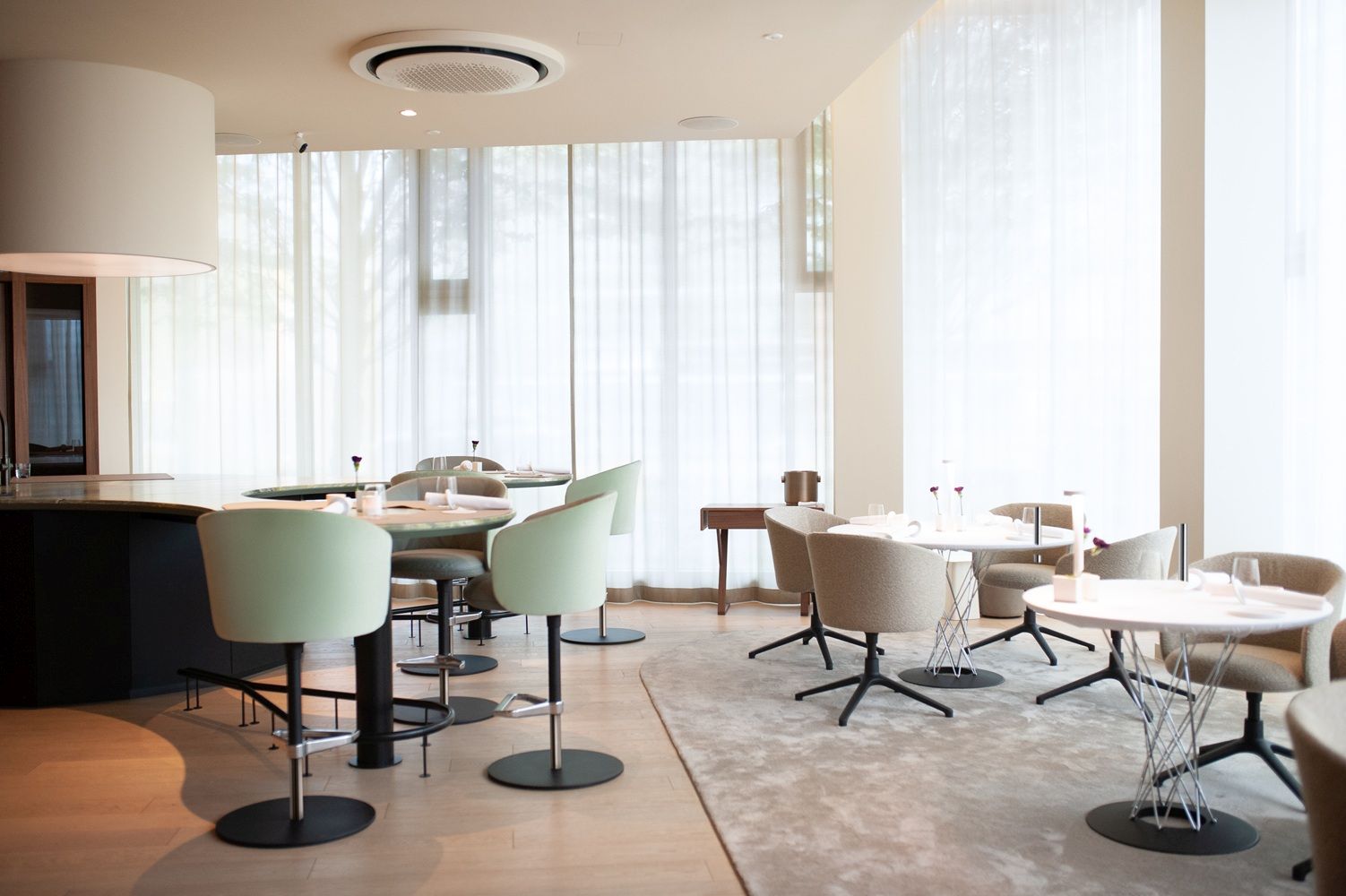 Mikado Side Chair High Chaise /  Tabouret de bar Vitra