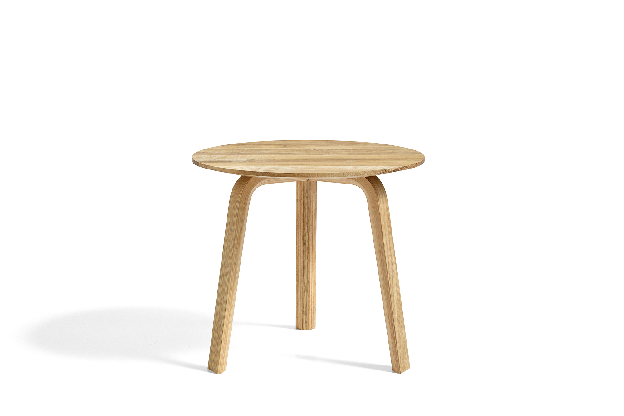 Bella Coffee Table Beistelltisch von Hay, geölte Eiche, runder Holztisch mit drei Beinen.