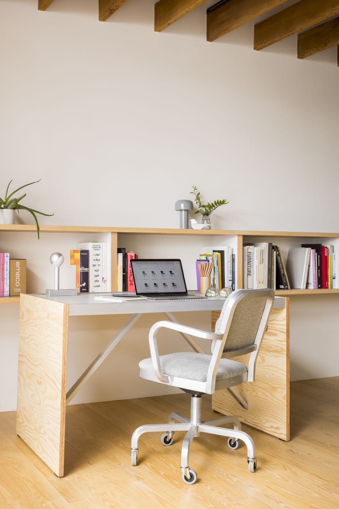Navy Officer Fauteuil pivotant rembourré KVADRAT Reflect 184 Emeco