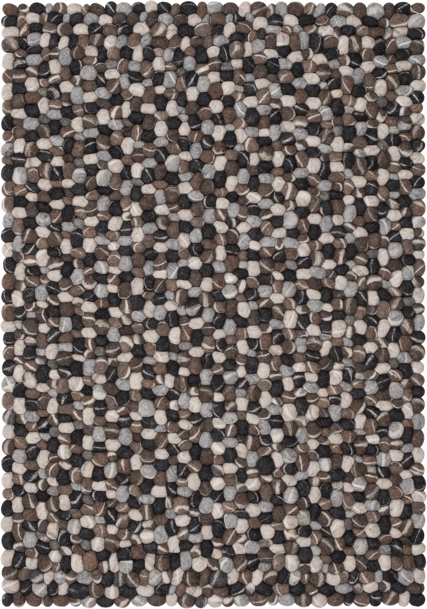 Myfelt Teppich Hardy 160x230 cm: Detailansicht des runden Filzkugel-Teppichs in Grau- und Brauntönen.