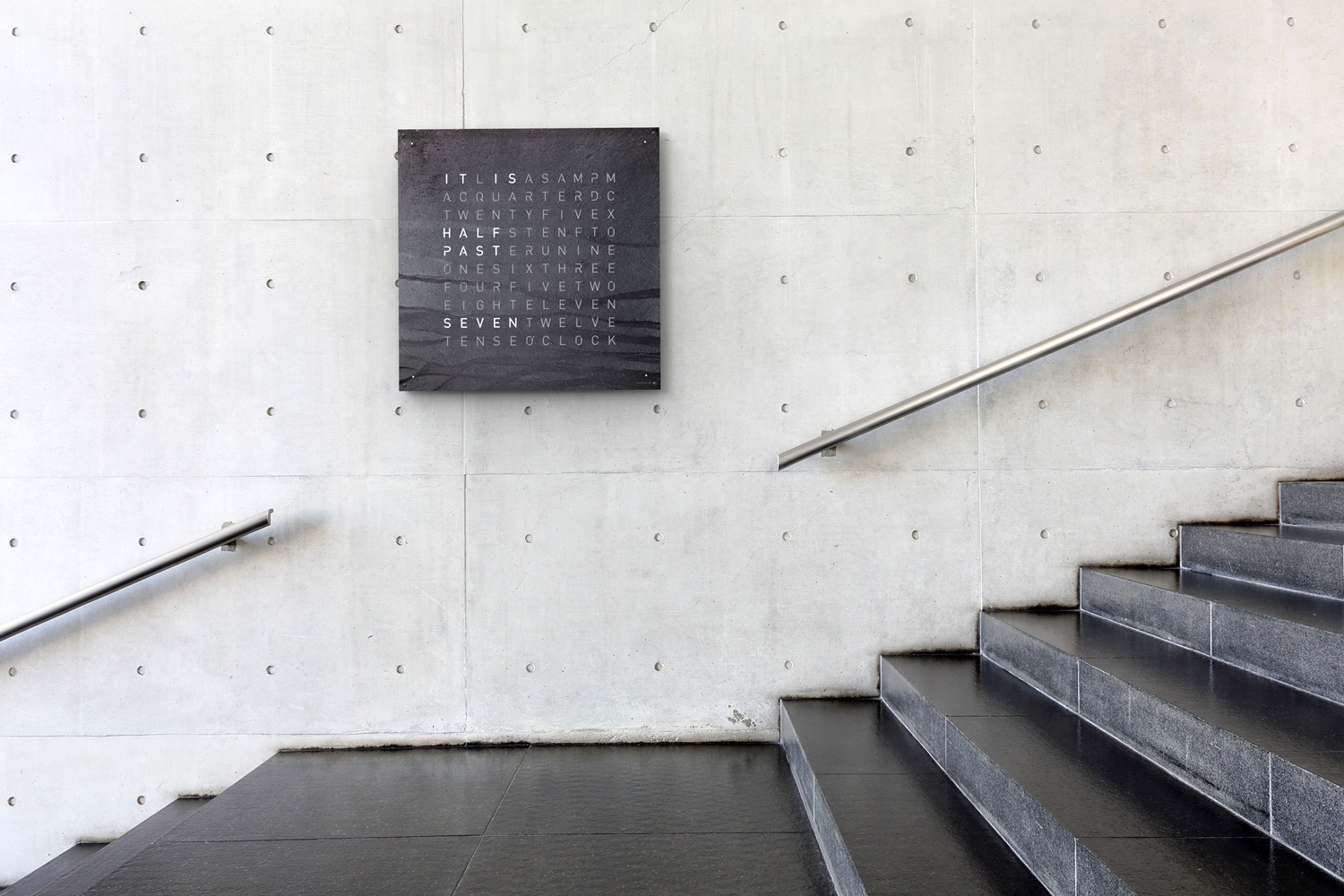 Earth 90 Creator's Edition Horloge murale / Objet temporel Allemande QLOCKTWO