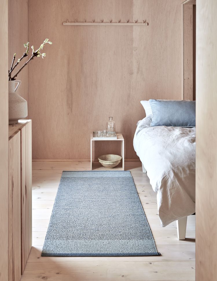 Tapis Edit 60 x 85 cm BLEU PAUVRES / BLEU FUMÉ / STONE Pappelina OFFRE SPECIALE