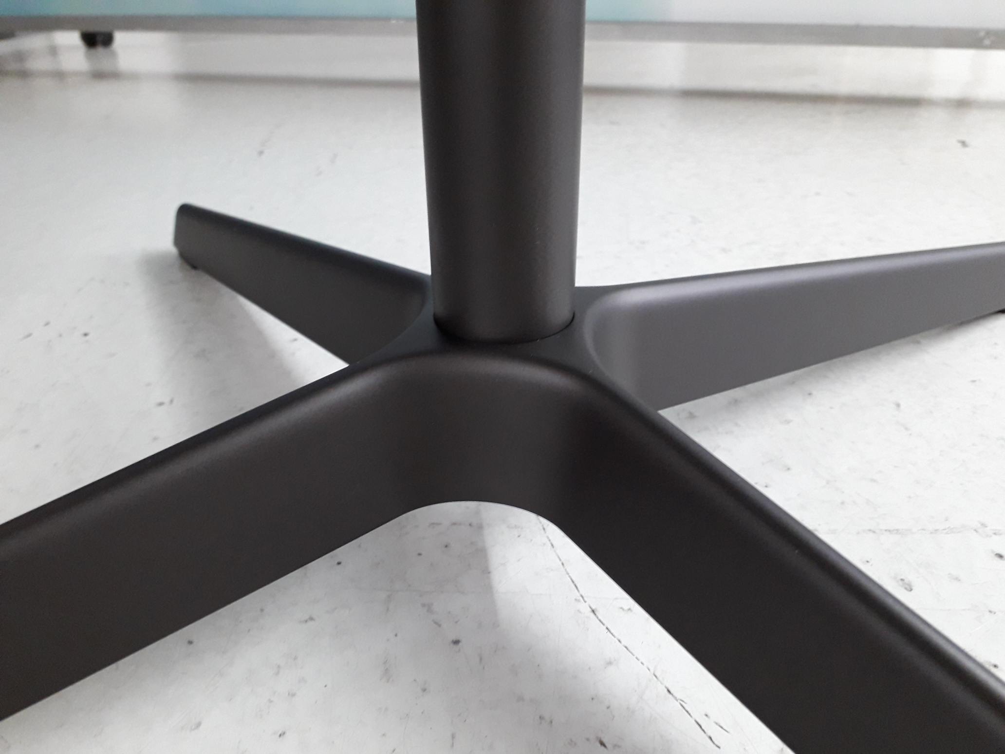 357 Fauteuil Sheru avec 4 pieds Croix Pivotante Walter Knoll
