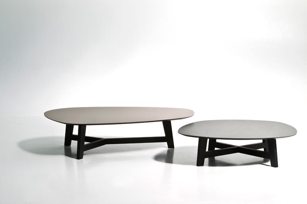 Zwei Phoenix Tische mit Eichenplatte und schwarzem Gestell, moderne Wohnzimmermöbel.