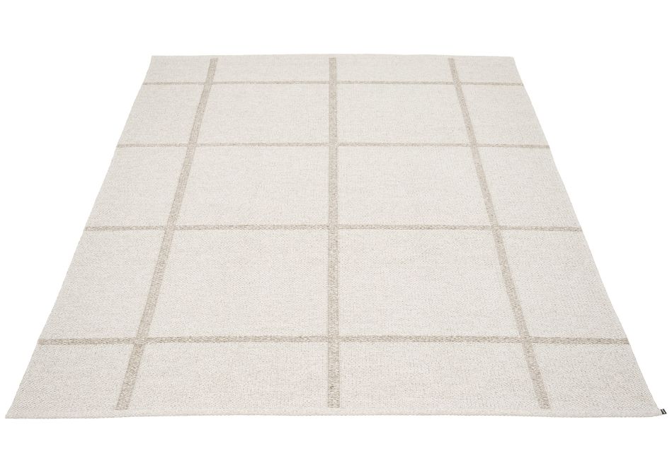 Ada Kunststoffteppich 180x260 Fossil Grey von Pappelina: Rechteckiger, hellgrauer Teppich mit dezentem Karomuster.