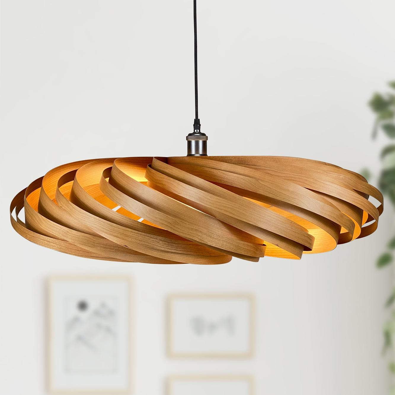 Nahaufnahme der modernen Veneria Hängeleuchte aus Kirschbaumholz, spiralförmiges Design, warmes Licht, stilvolle Innenbeleuchtung.