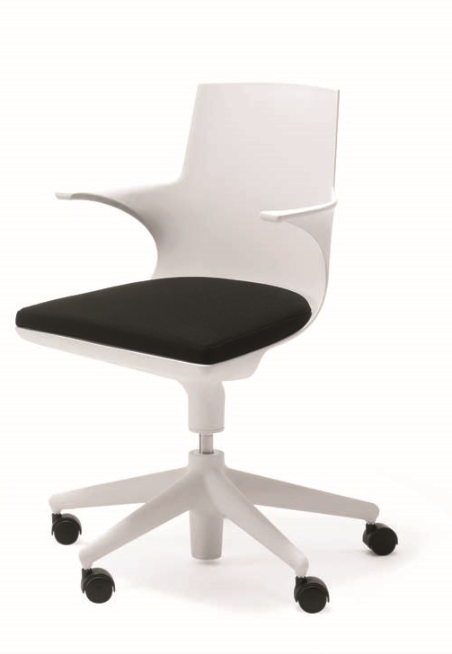 Weißer Spoon Chair Drehstuhl von Kartell mit schwarzem Sitzkissen und Rollen.