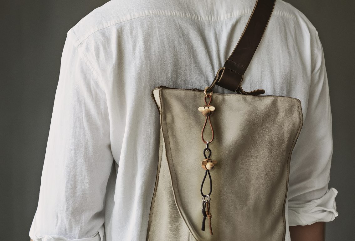 Singe porte-clés métal argenté avec cuir noir Kay Bojesen