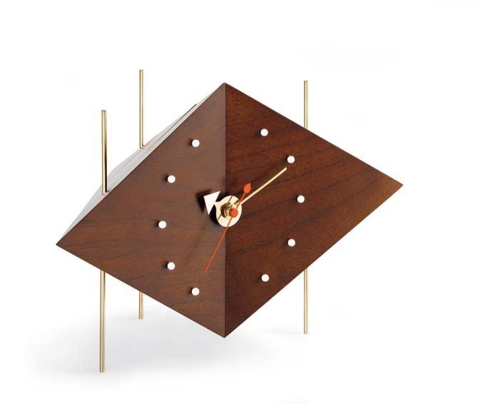Nahaufnahme der Diamond Clock Tischuhr von Vitra, aus braunem Holz mit goldenen Akzenten.