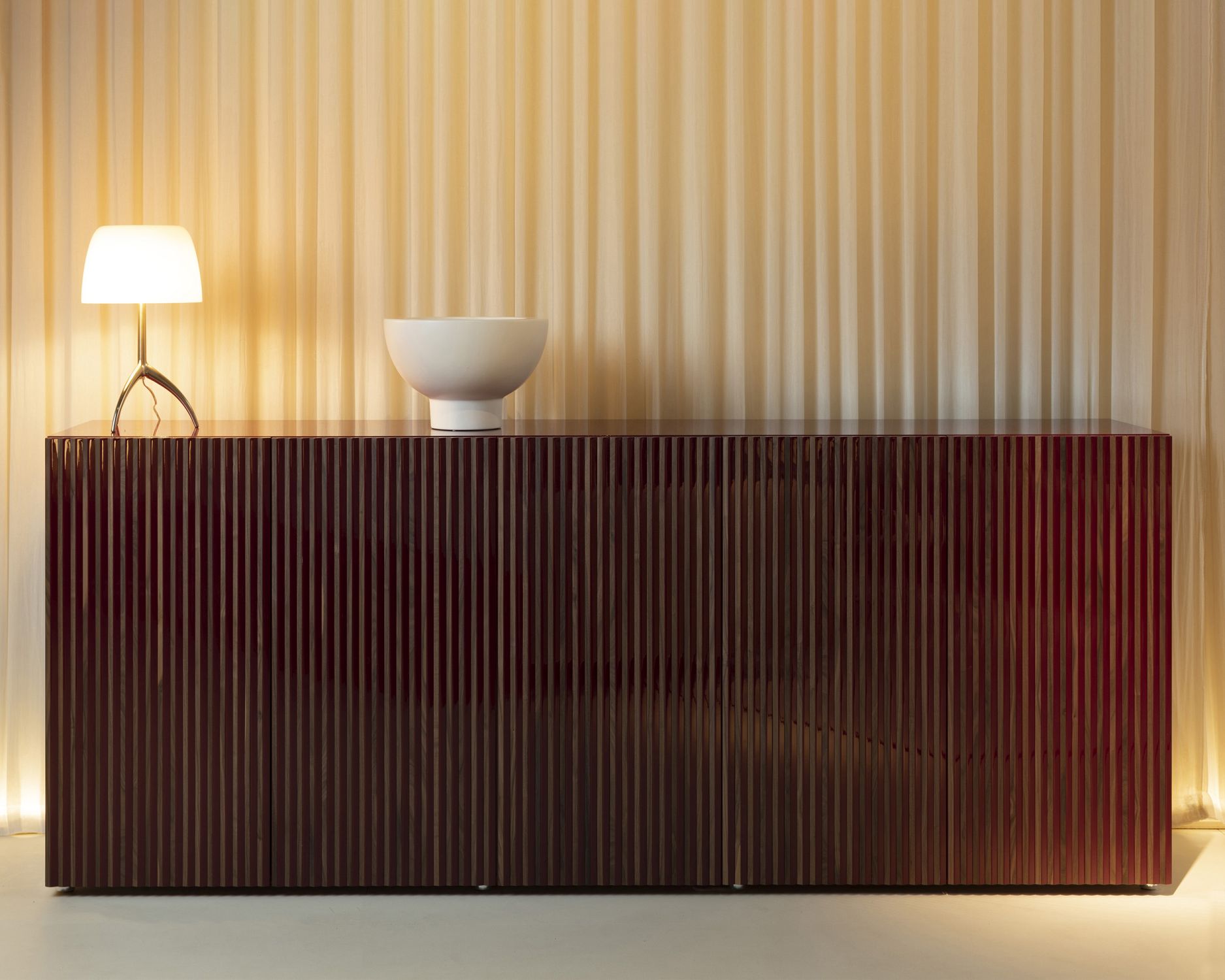 Leon Decor Buffet 4 portes bordeaux Casamania Horm Weinrote Leon Decor Anrichte mit vier Türen und vertikalen Holzlamellen. Moderne Kommode für Wohnzimmer und Esszimmer.