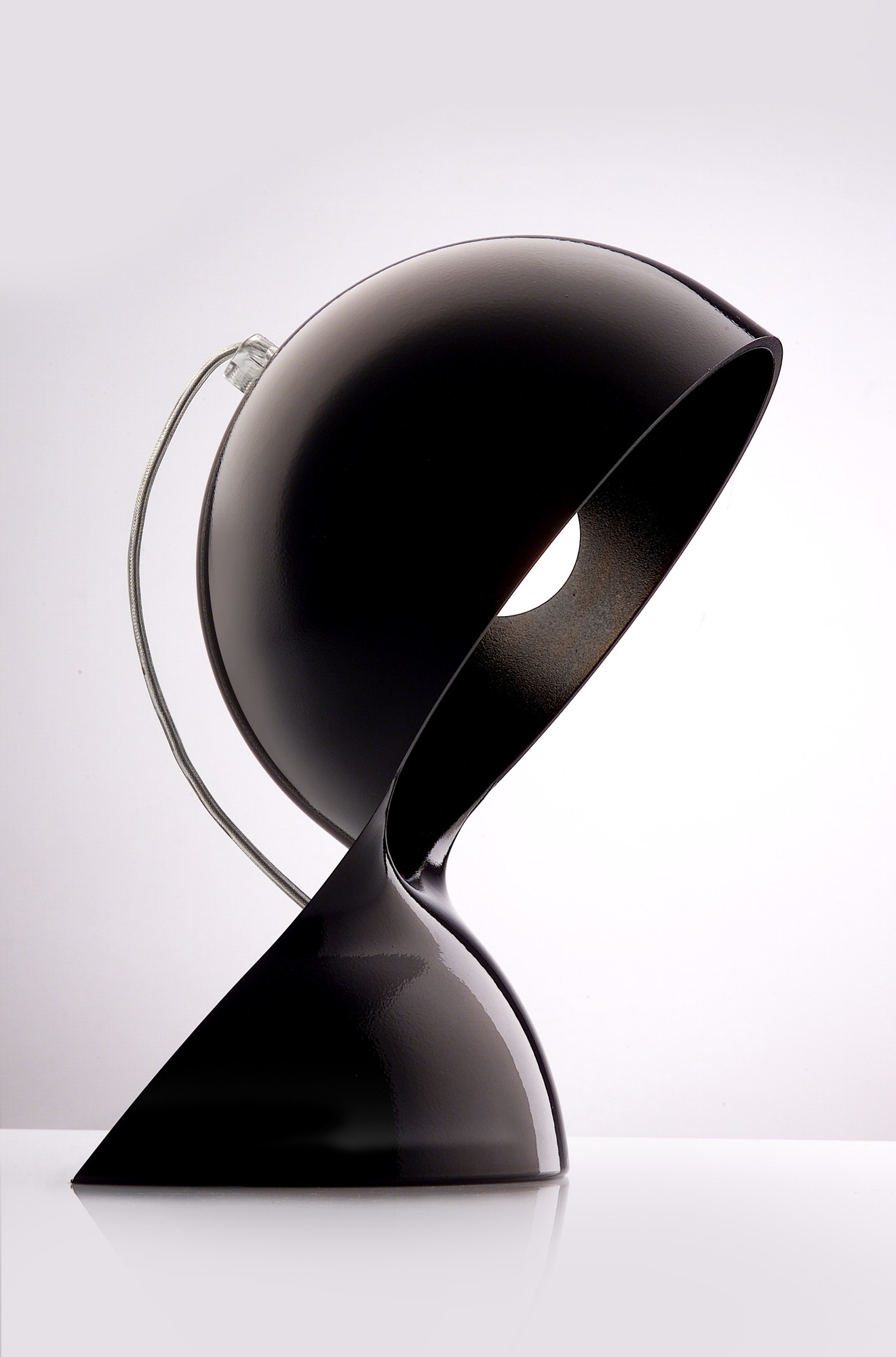 Schwarze Dalu' Tischleuchte von Artemide: Design Lampe mit geschwungener Form für Wohnzimmer und Büro.