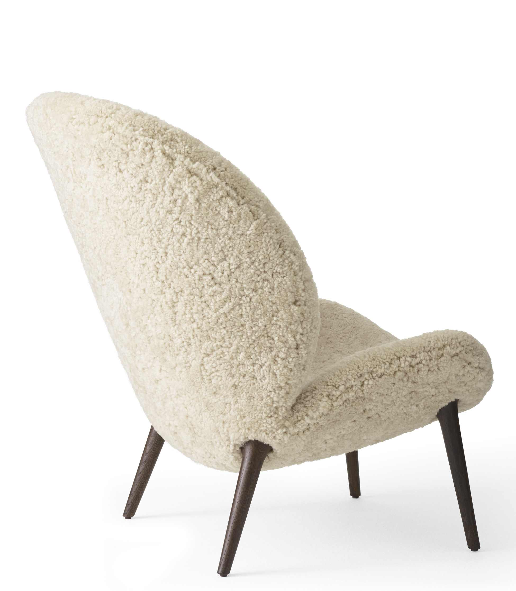 Lodge Loungestuhl mit off-white Curly-Bezug und dunklen Eichenholzbeinen. Design Sessel für Wohnzimmer.