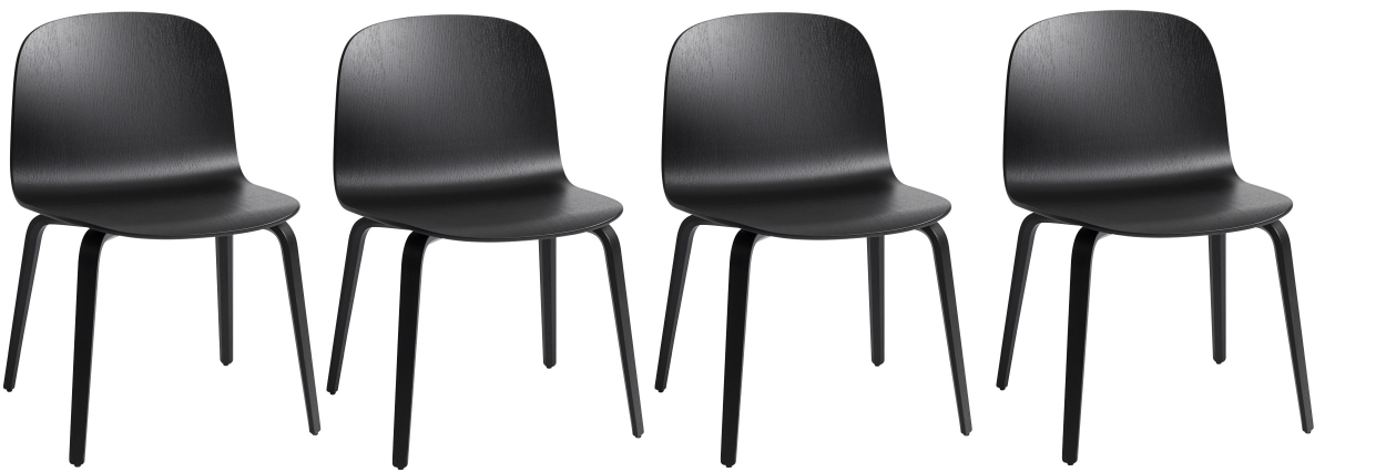 Vier schwarze Muuto Visu Stühle mit Holzgestell im Set, moderne Sitzmöbel für Esszimmer.