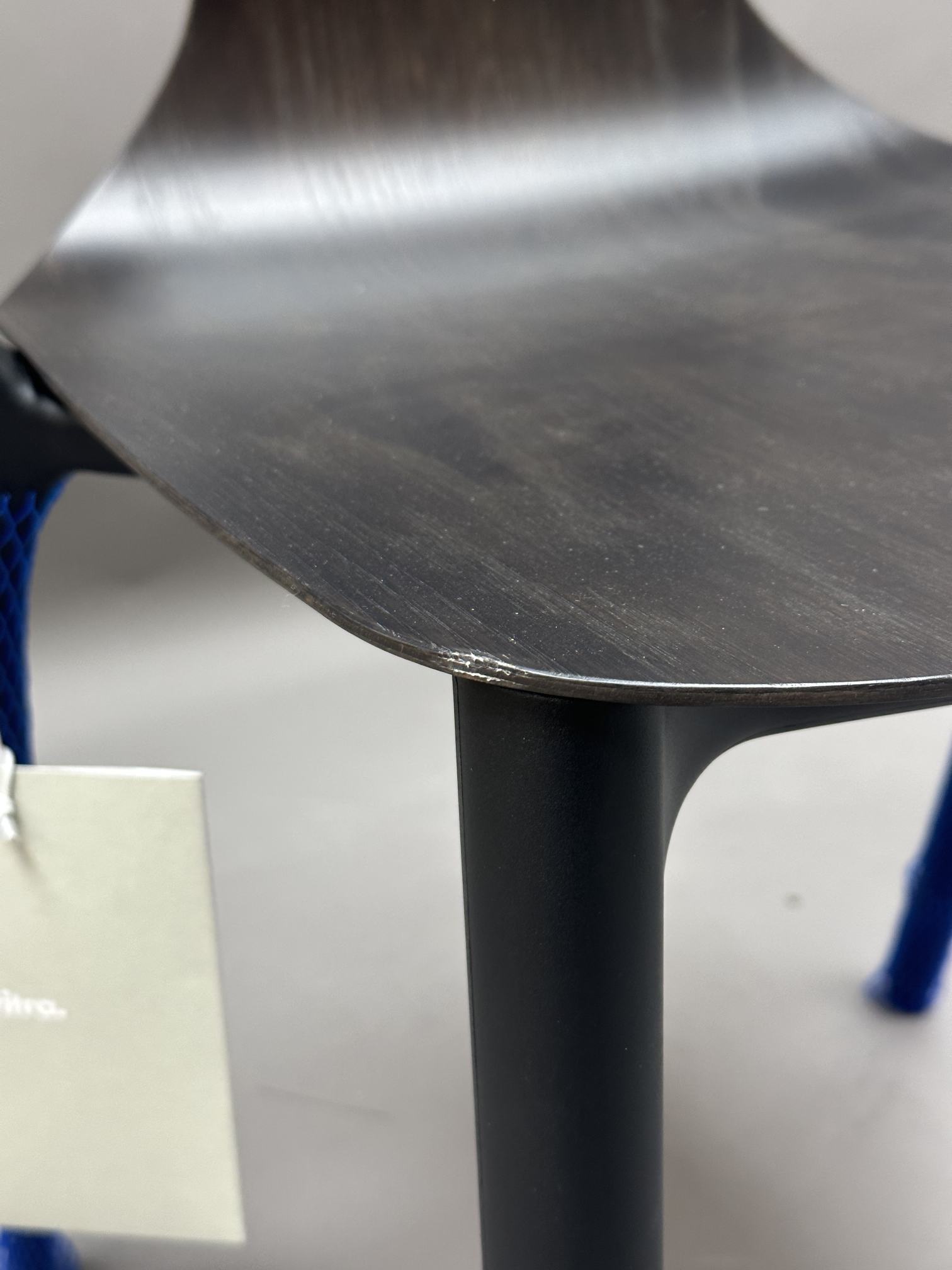 Belleville Armchair Wood chaise TABLEAU NOIR PROFOND / SIÈGE CHÊNE FONCÉ Vitra EXEMPLE DE MANIÈRE