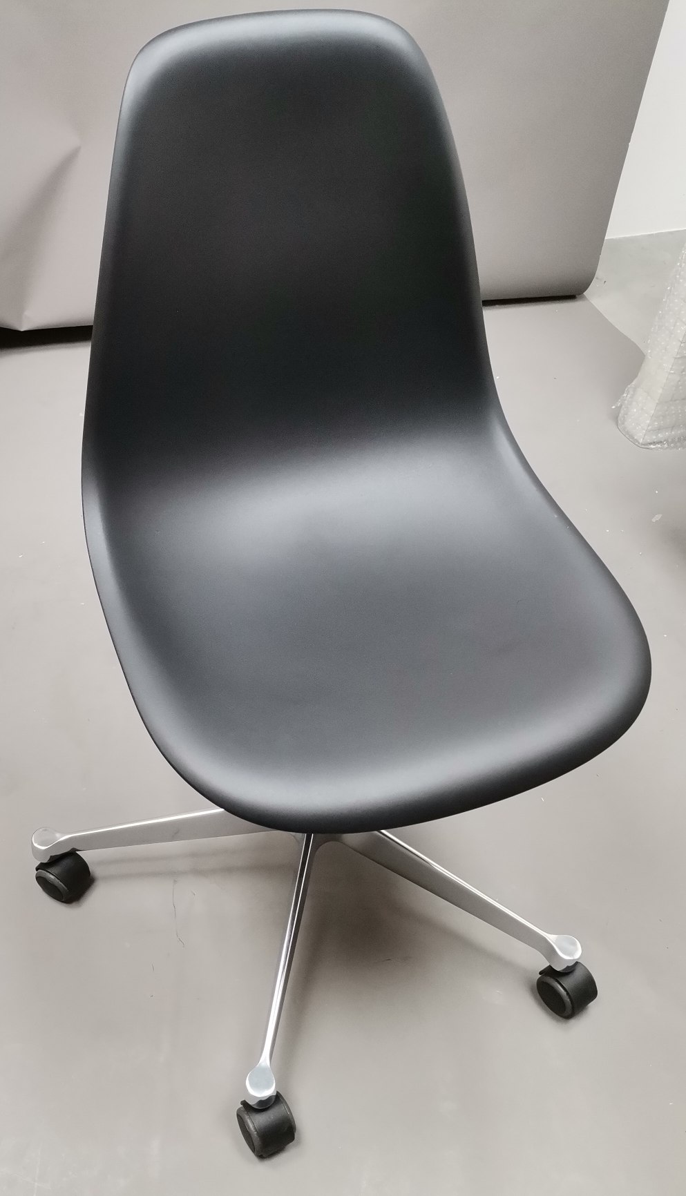 Eames Plastic Side Chair PSCC chaise pivotante NOIR / POLI Vitra OBJECTS IMPARFAITS