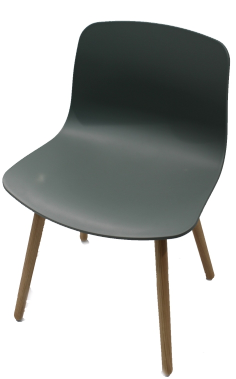 À propos de la chaise AAC12 / Chaise AAC 12 BASE EN BOIS / COQUE D'ASSISE NOIRE Hay OBJECTS IMPARFAITS
