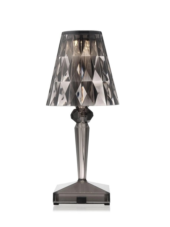 Battery Tischleuchte von Kartell in Rauchgrau: Kabellose Lampe mit Facettenschirm und klarem Design.