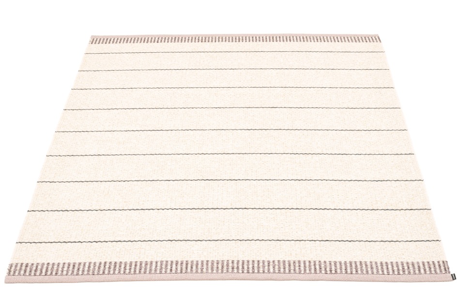 Belle Kunststoffteppich 230x320 cm in Pale Rose mit feinen, dunklen Streifen. Robuster und pflegeleichter Teppich.