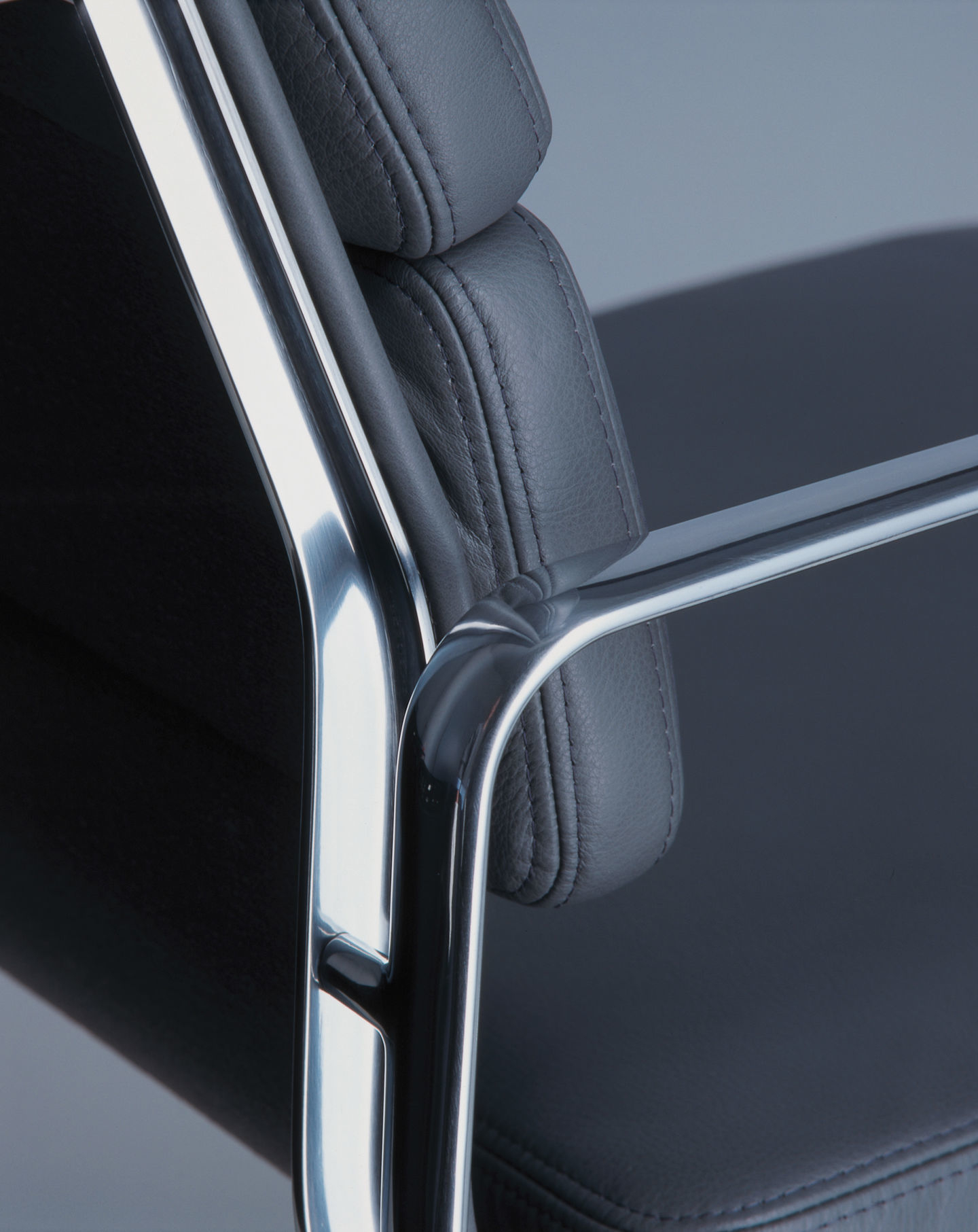 Soft Pad Chair EA219 / EA 219 Fauteuil en cuir Premium Noir Vitra DISPONIBLE