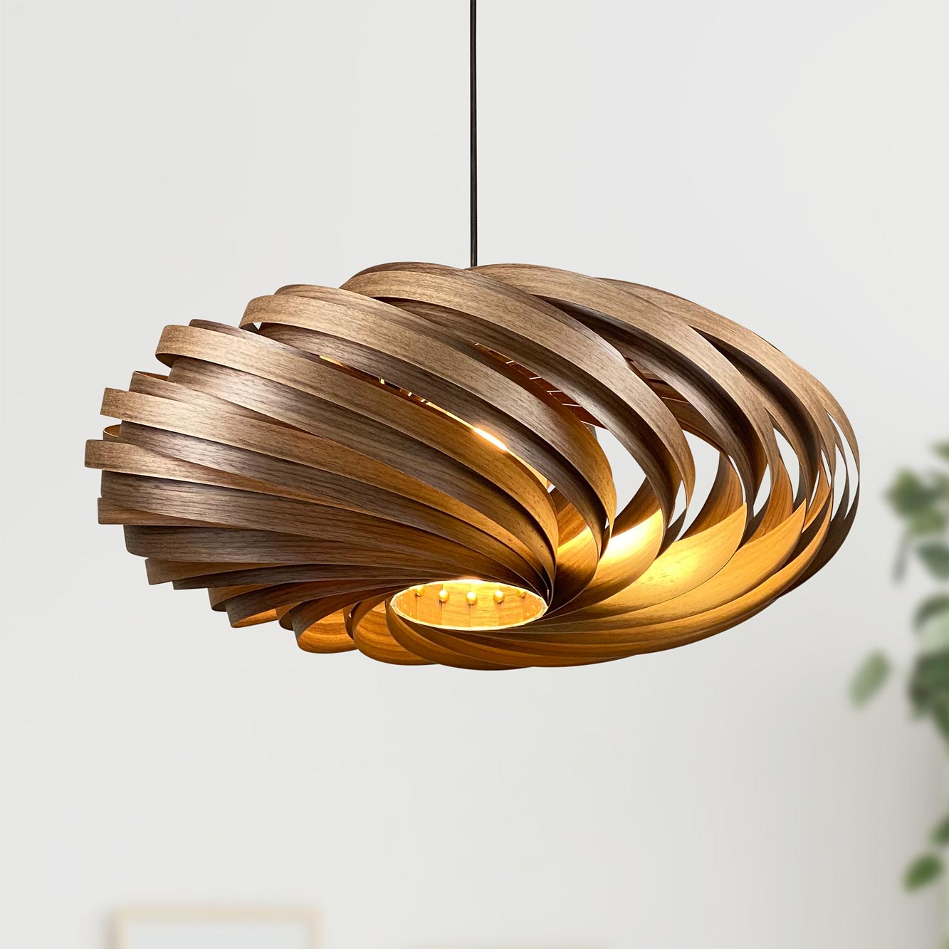 Moderne Veneria Hängeleuchte aus Nussbaumholz, spiralförmiges Design, warmes Licht, dekorative Pendelleuchte für Wohnzimmer und Essbereich.