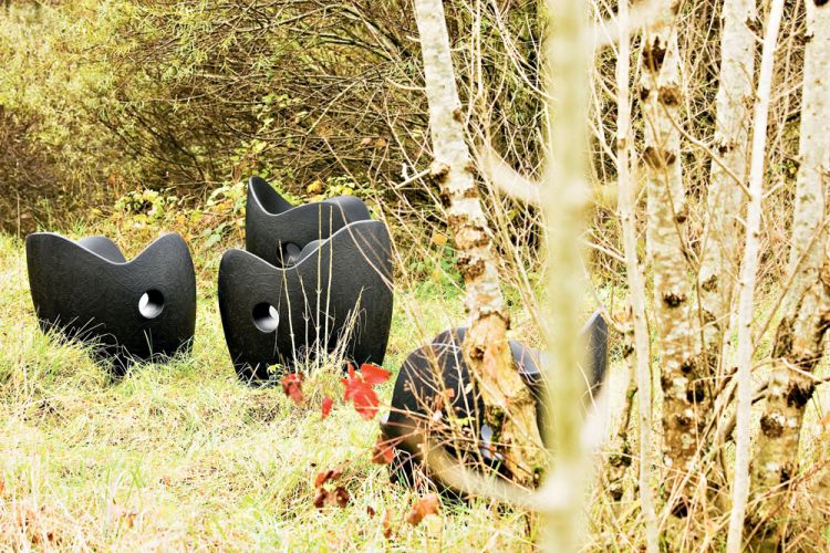Drei schwarze O-Nest Sessel von Moroso im Freien, moderner Design Sessel mit Loch.