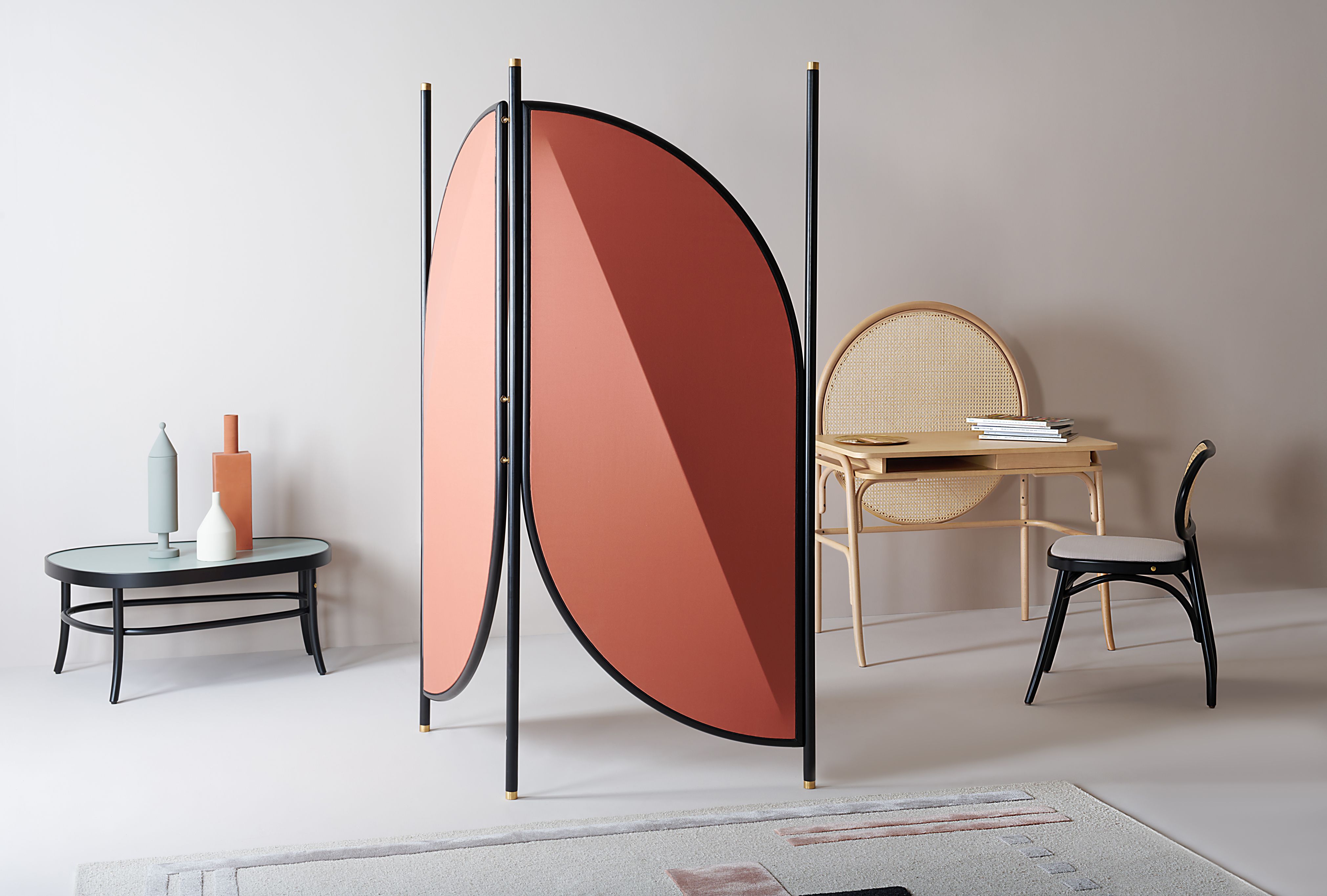 Feng Paravent Version 2 Campas 554 Wiener GTV Design Feng Paravent Version 2 von Wiener GTV Design: Raumteiler mit Terrakotta-farbenen, halbkreisförmigen Elementen und schwarzem Rahmen.