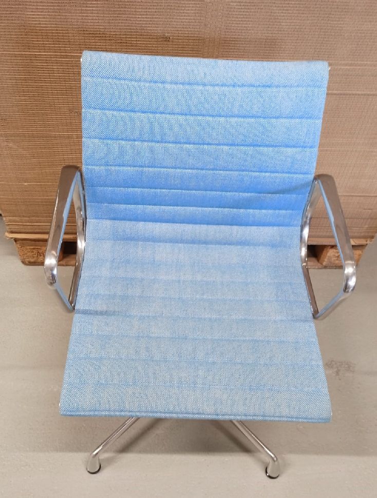 Chaise en aluminium EA 103 / Chaise EA103 BLEU/IVFINE Vitra MEUBLE D'EXPOSITION / MEUBLES D'OCCASION