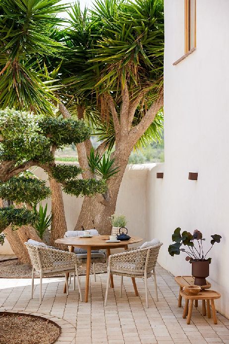 Définir une table de salle à manger ronde d'extérieur en rotin