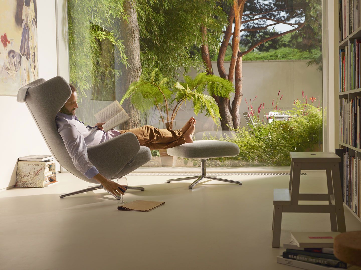 Fauteuil et repose-pieds Grand Repos combinaison préférée Vitra Cosy Kieselstein 40 cm