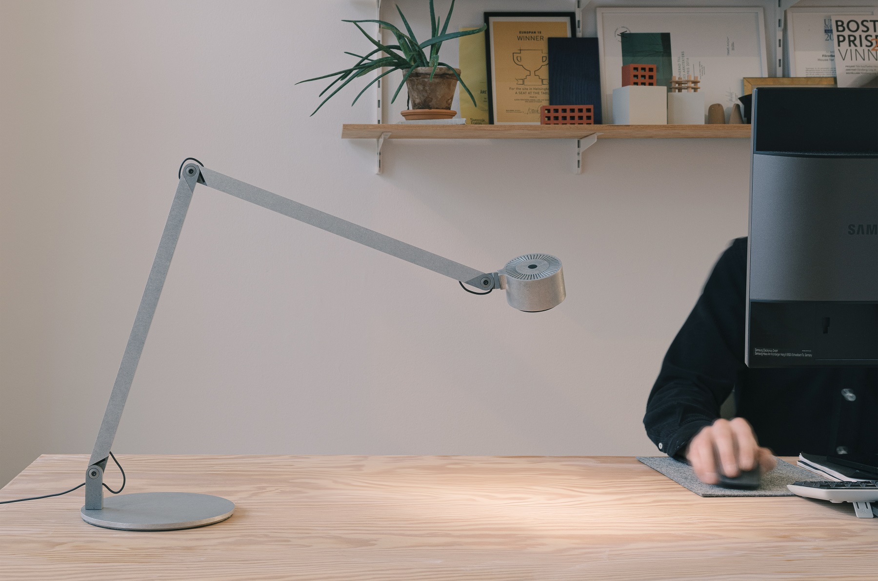 w227 angle alu base lampe de table wästberg