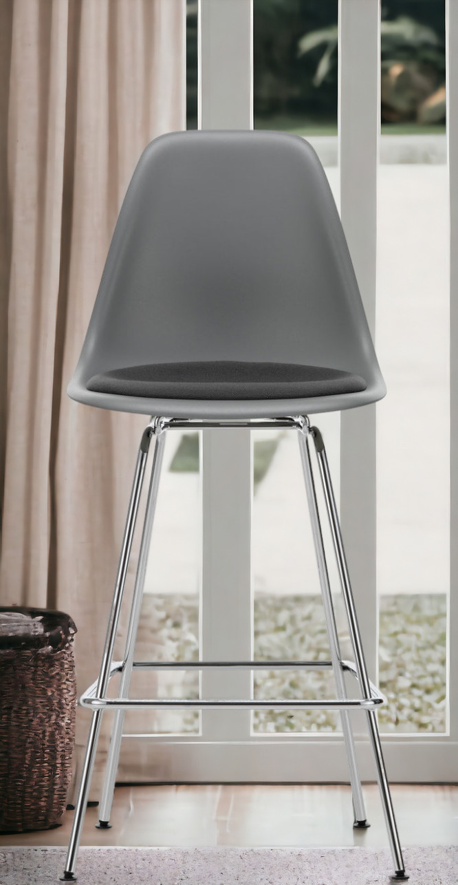 Eames Plastic Bar Stool Tabouret de bar moyen avec coussin d'assise Vitra