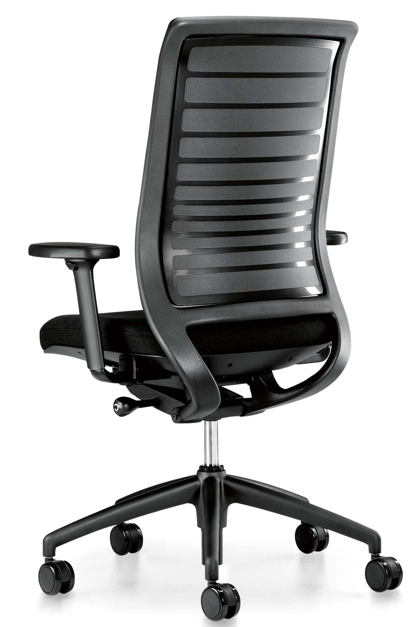 Rückansicht des schwarzen Interstuhl Hero Bürostuhls mit mittelhoher Rückenlehne und Polsterung.