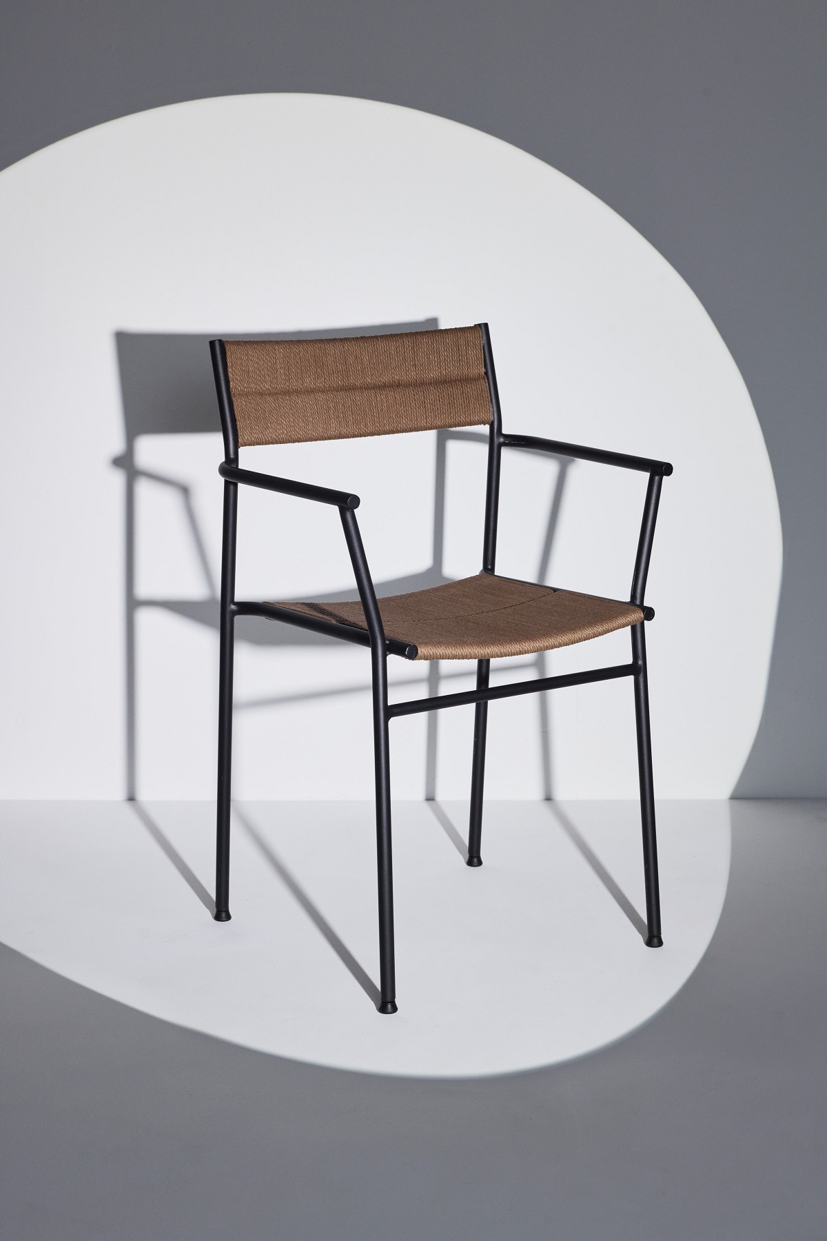 Vev Dining chair with armrests Chaise à accoudoirs Northern Vev Dining chair with armrests Chaise à accoudoirs Northern