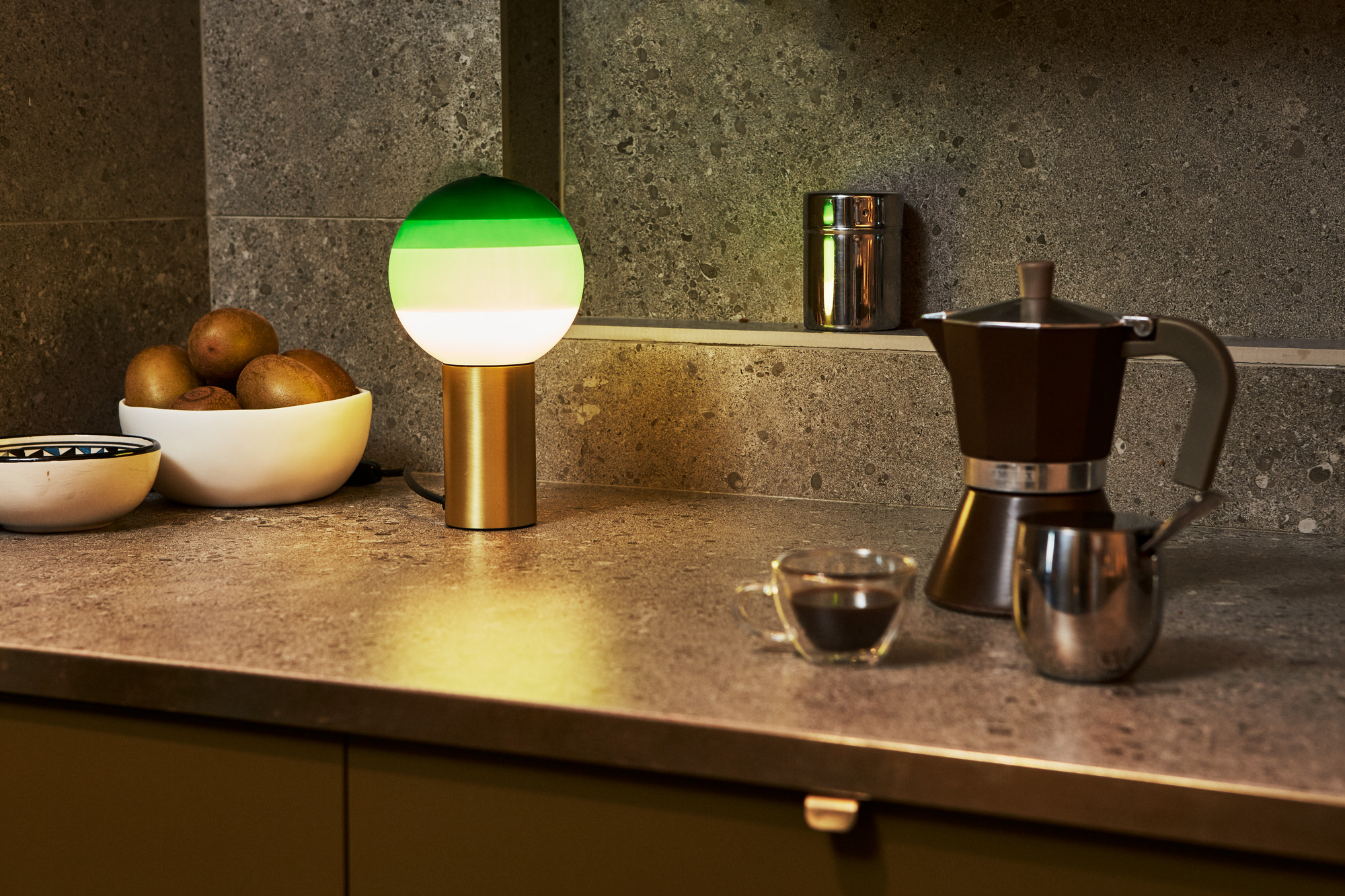 Dipping Light S LED Lampe de table Marset blanc perle - laiton