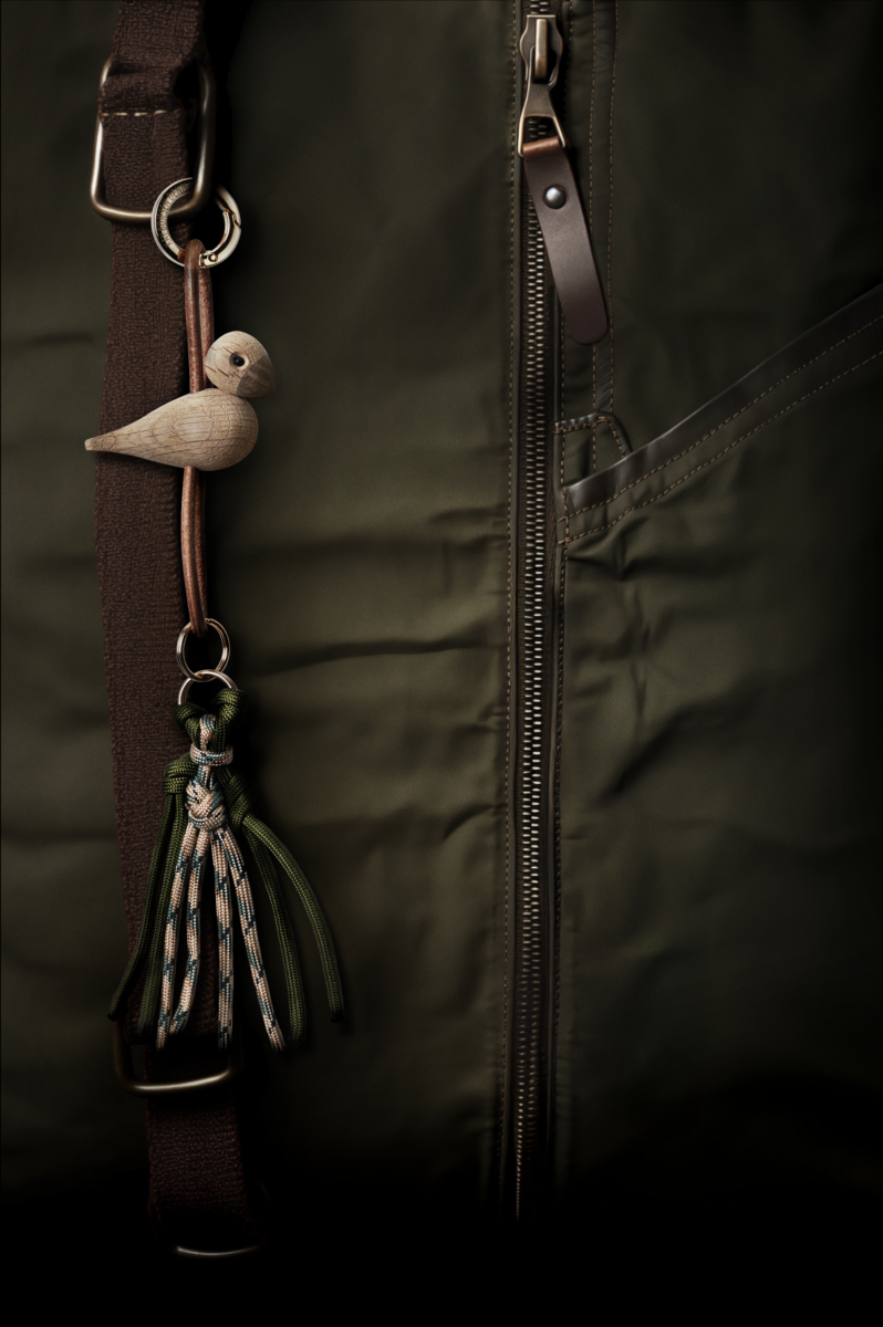 Oiseau chêne doré métal pendentif boucle avec cuir naturel Kay Bojesen