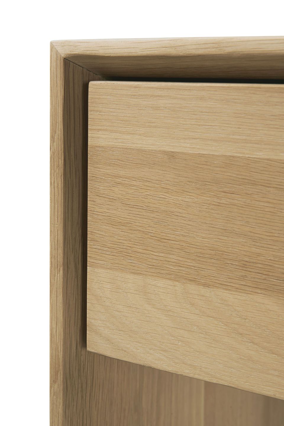 Detailaufnahme der Nordic Konsole aus Eiche von Ethnicraft: Schublade und Holzmaserung.