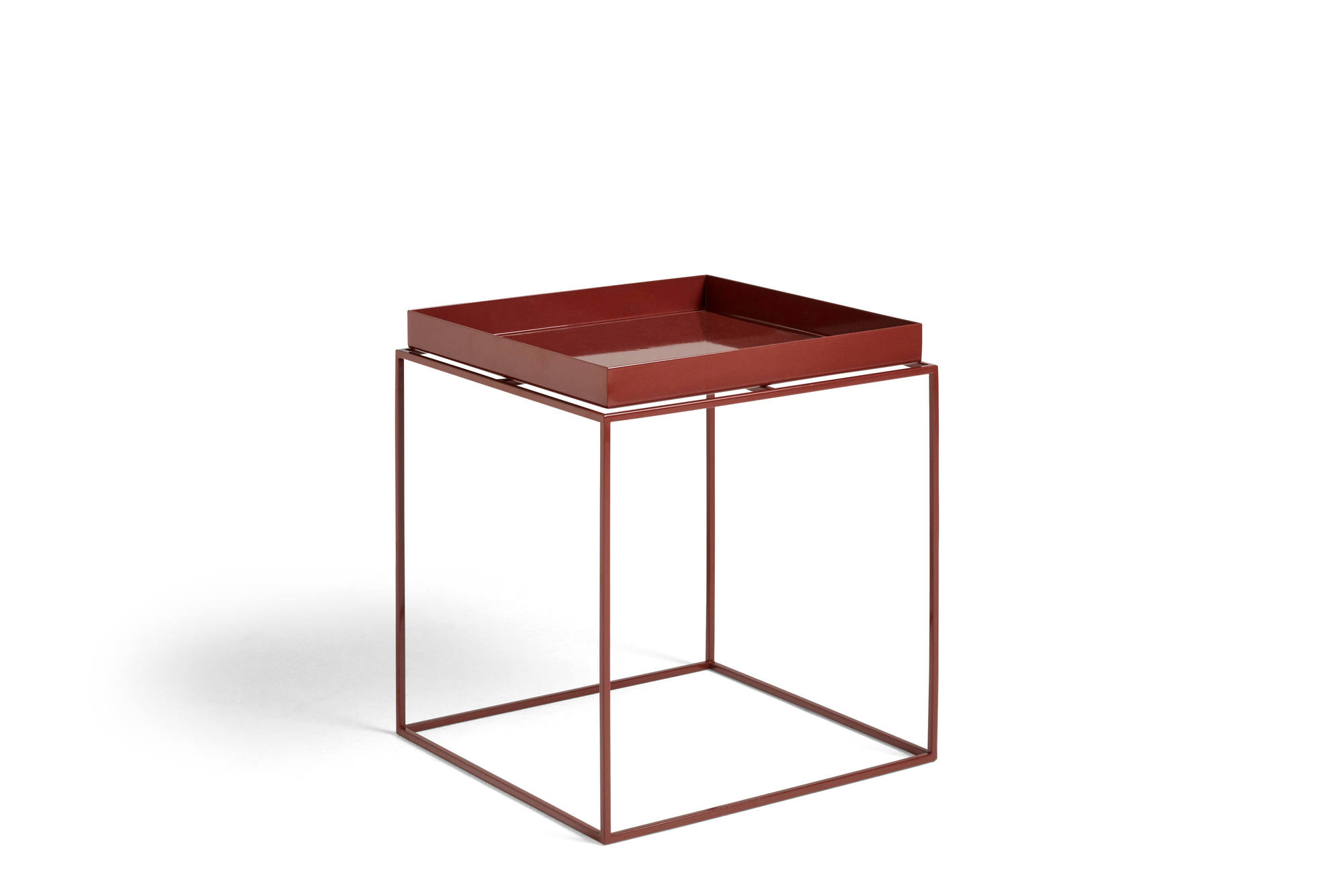 Hay Tray Table M in Schokolade: Moderner Beistelltisch mit Tablettaufsatz und minimalistischem, quadratischem Metallgestell.