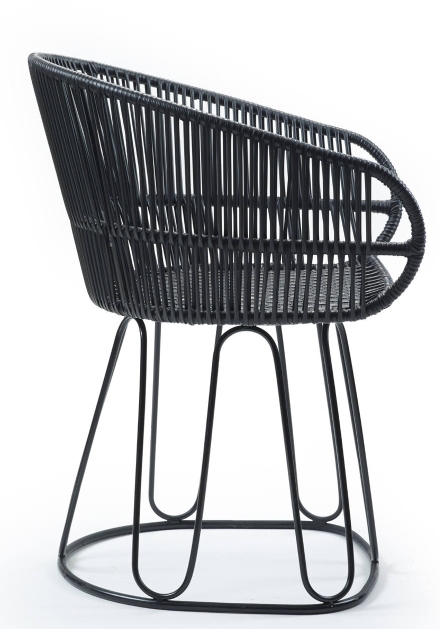 Circo Dining Chair chaise d'extérieur ames Noir mat / Noir Schwarzer Circo Stuhl von ames für den Außenbereich, Rattangeflecht und Metallgestell, seitliche Ansicht.