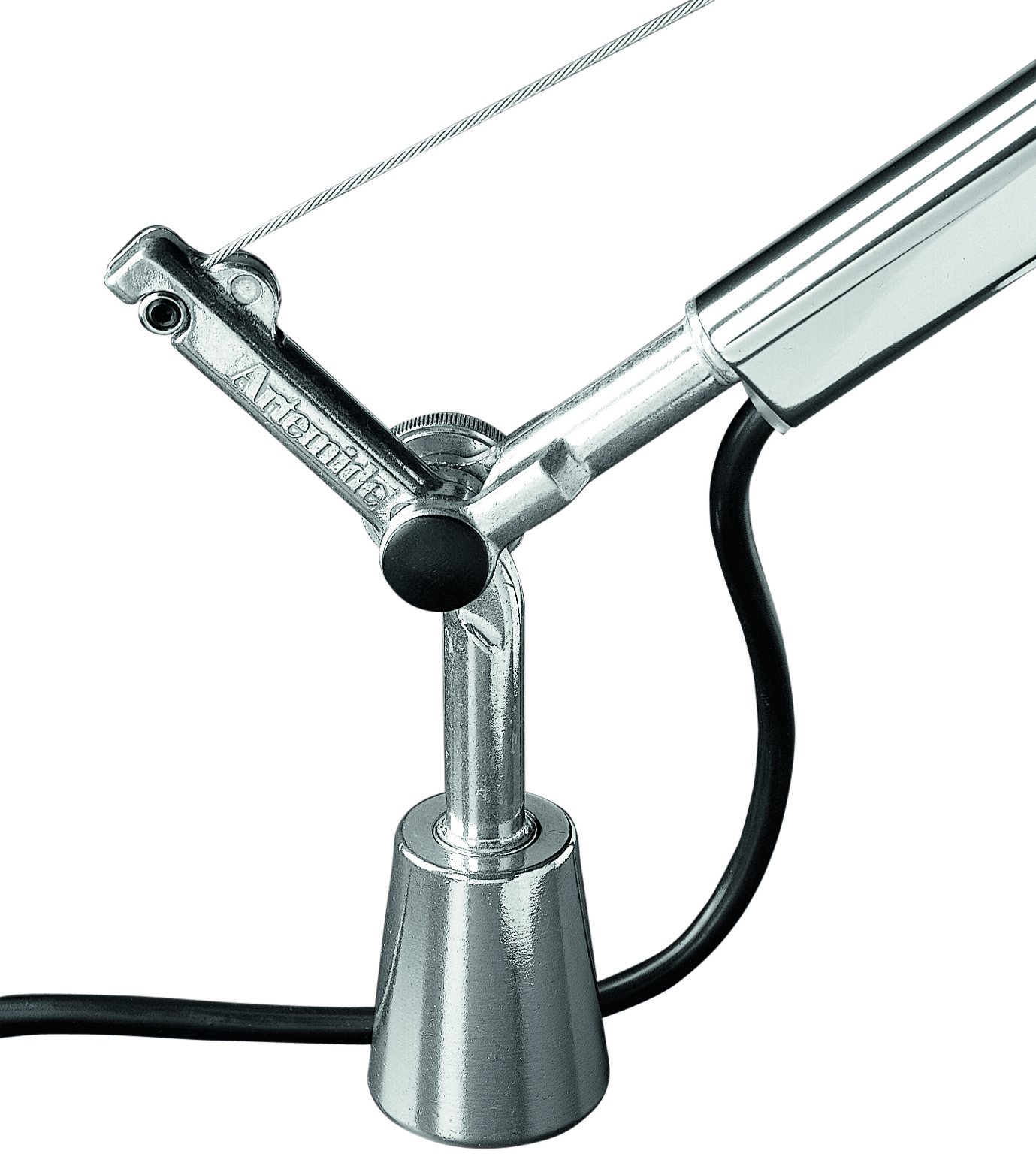 Detailaufnahme der silbernen Artemide Tolomeo Tischleuchte mit Schraubbefestigung, Fokus auf den Lampenfuß und die Kabelführung.