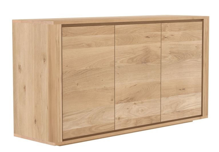 Shadow Sideboard aus Eiche von Ethnicraft mit drei Türen, modernes Design für Wohnzimmer und Esszimmer.