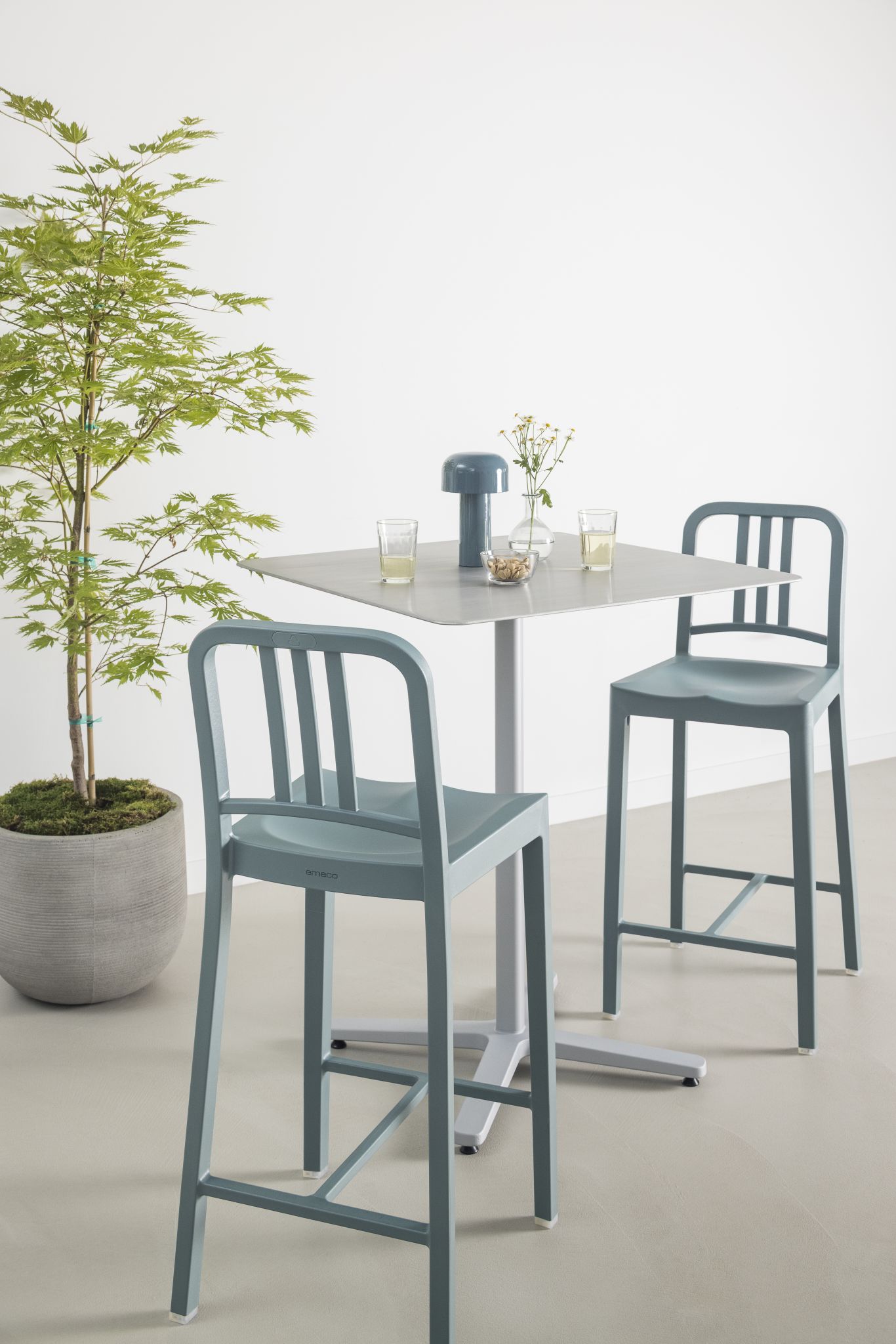 111 Navy Counter Stool Tabouret vert cyprès Emeco