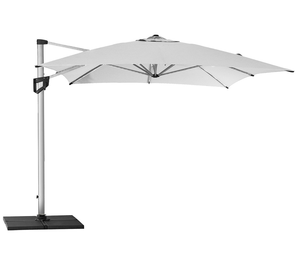 Weißer Hyde Luxe Sonnenschirm mit Fuß von Cane-Line, ideal für Garten und Terrasse.