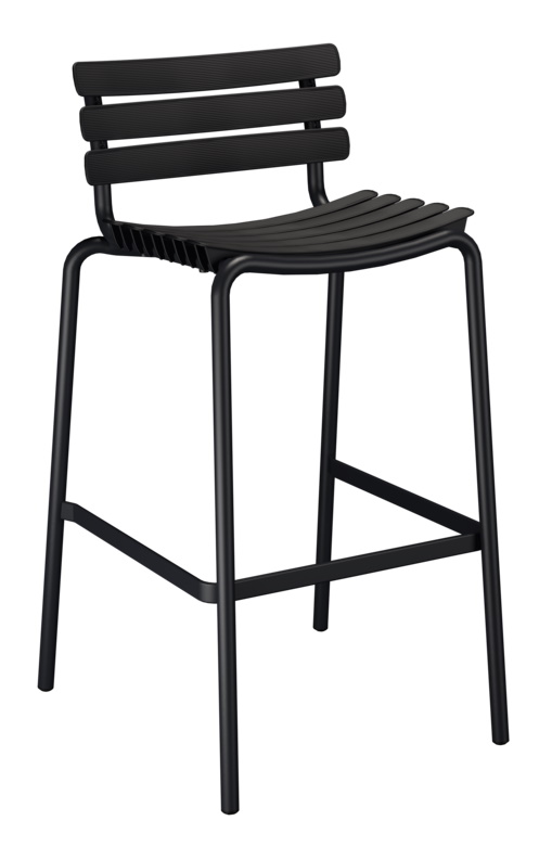 Schwarzer ReClips Barhocker von Houe für den Außenbereich mit Rückenlehne und Fußstütze.