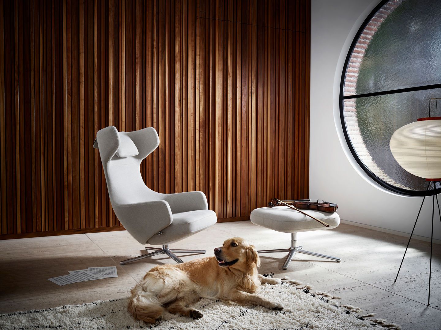 Fauteuil et repose-pieds Grand Repos combinaison préférée Vitra Cosy Kieselstein 40 cm