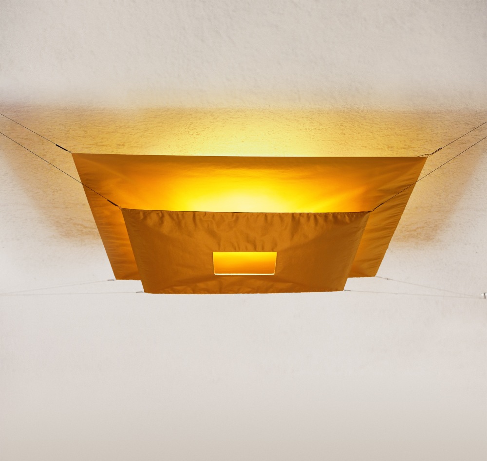 Weiße Lil Luxury Deckenleuchte von Ingo Maurer, moderne Stoffleuchte mit warmem Lichtschein.