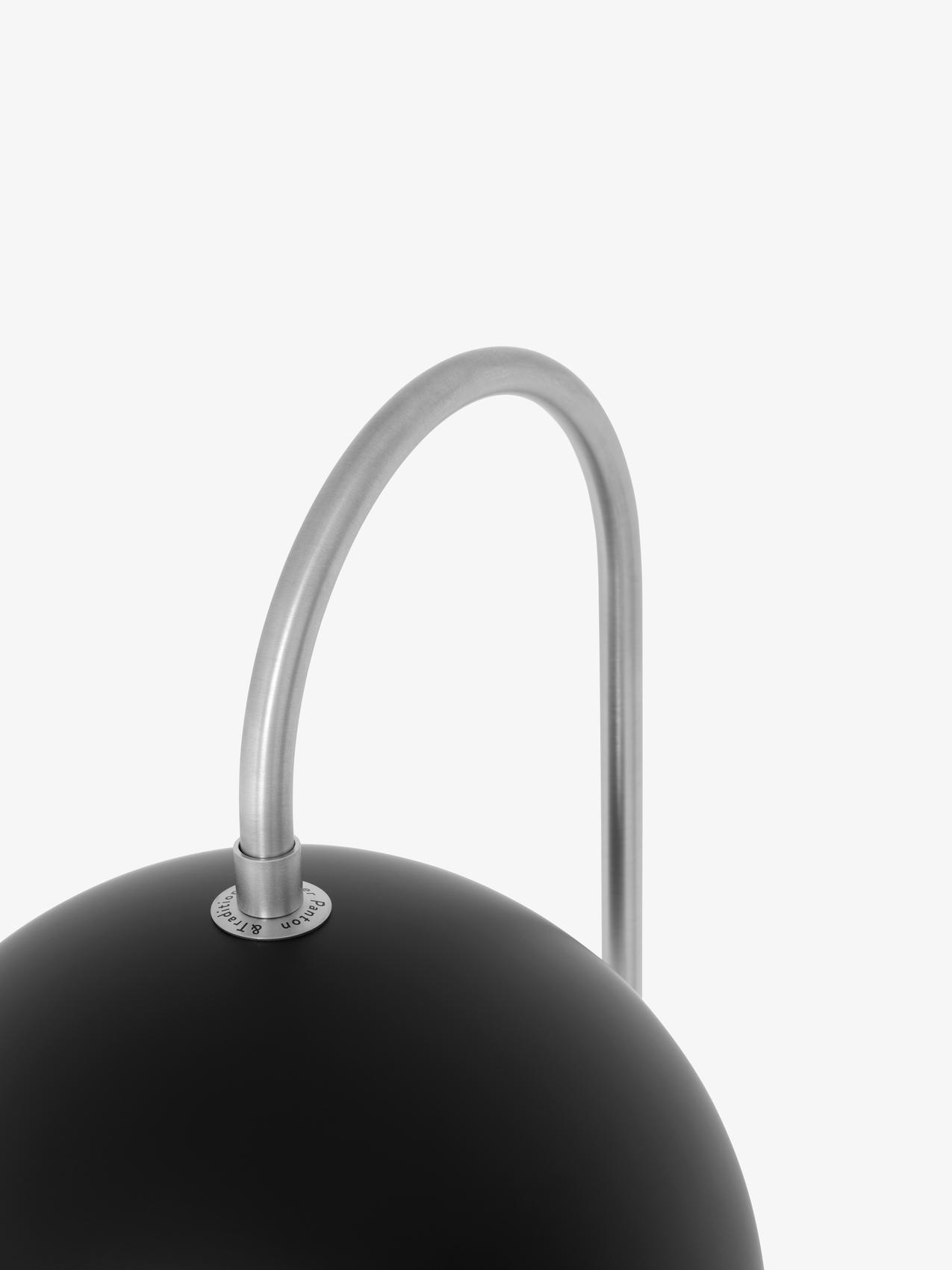 Detailaufnahme: Flowerpot Stehleuchte VP12 von AndTradition in Schwarz matt mit silbernem Bügel.