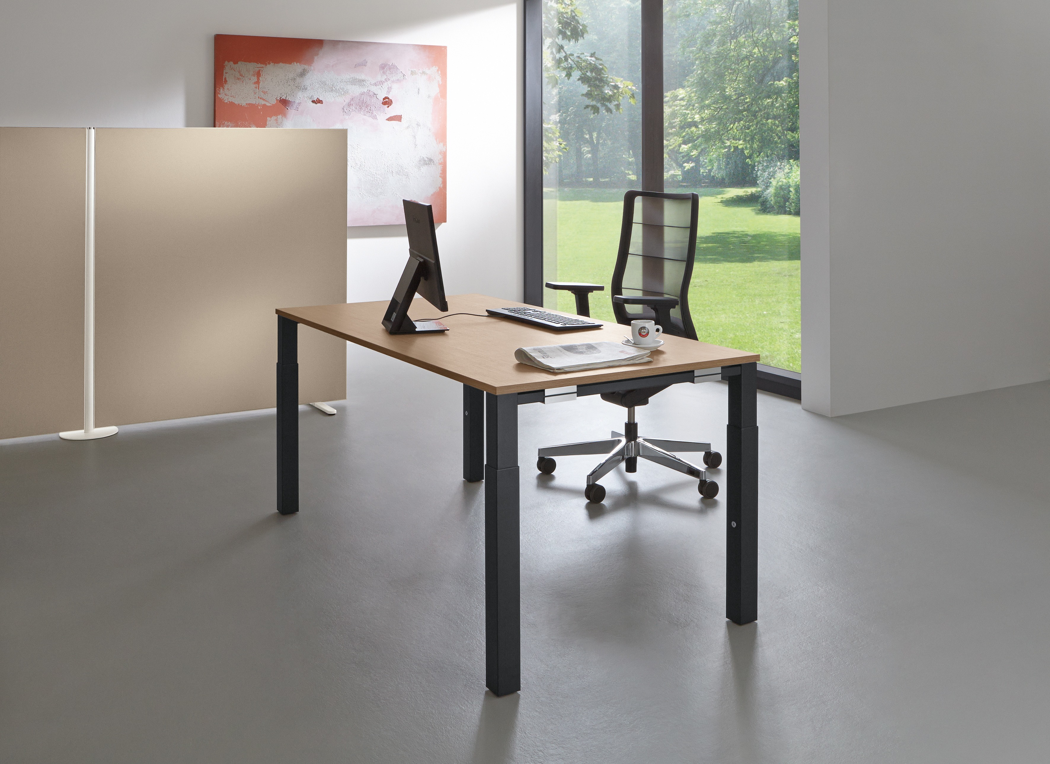 Moderner Systo Tec Konferenztisch von Palmberg in Bootsform mit Bürostuhl und Computer.